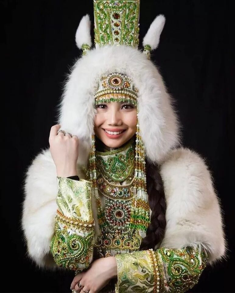 Шапки якутск. Шапка ярославна из соболя. Якутская национальная шапка дьабака. Якутск магазин якутских шапок. Национальный костюм саха якутов.