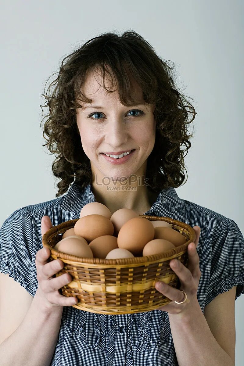 A good egg. Яйцо с женским макияжем. Яйцы женщинам. Рука держит яйцо. Разбитое яйцо.