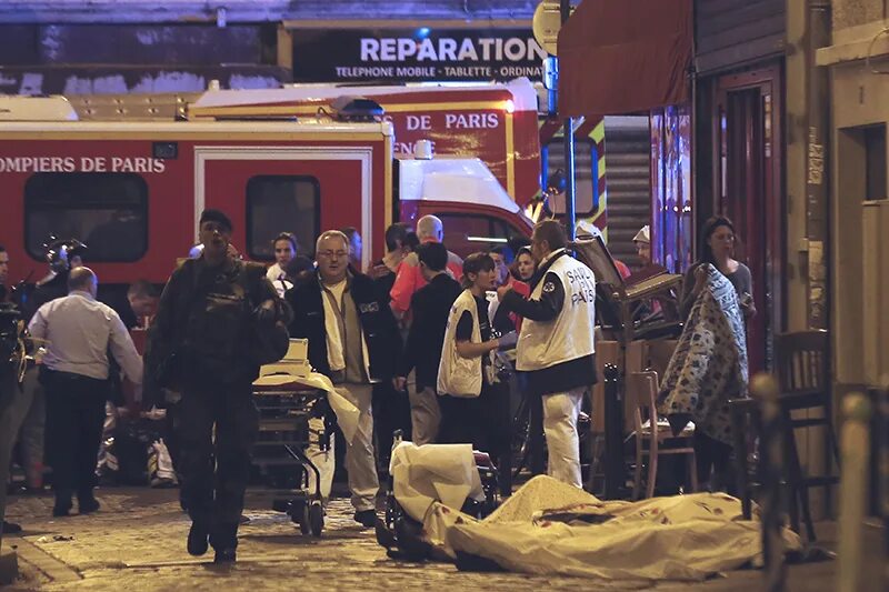 Теракт в париже 13 ноября. 13 Ноября 2015 Франция теракт. Теракты Париж ноябрь 2015.