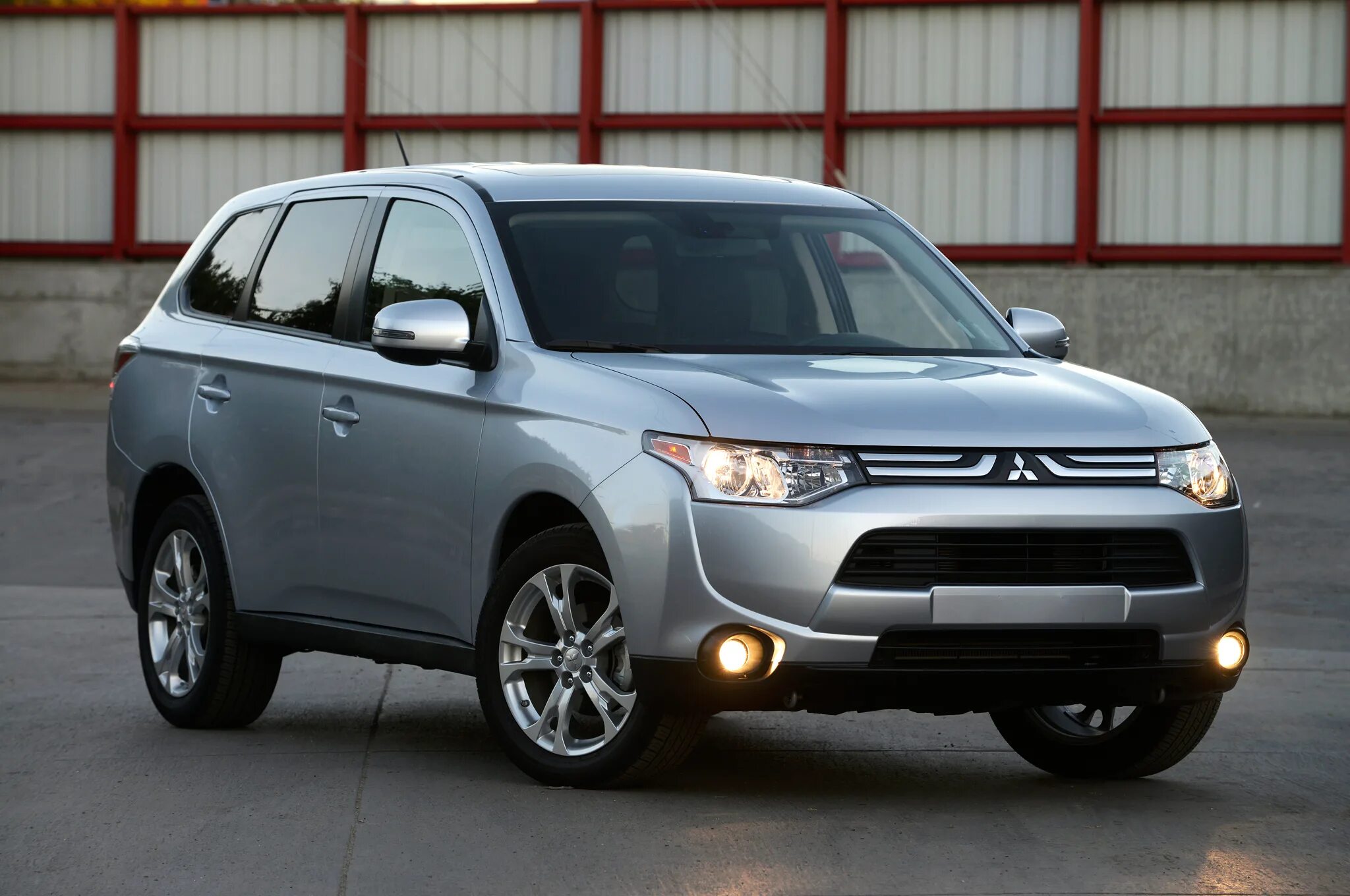 Mitsubishi где купить. Мицубиси Аутлендер 3. Кроссовер Митсубиси Аутлендер. Mitsubishi Outlander 2014. Mitsubishi Outlander 2.0.