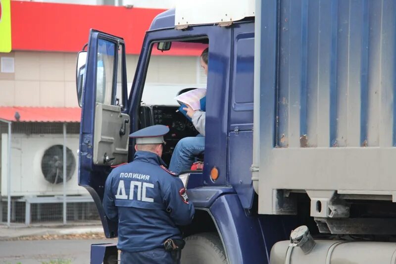 Грузовик гибдд. ДПС проверка грузовика. В Крыму проверка грузовиков. Охрана проверяет самосвалы картинка. В Киргизии проходят массовые проверки грузовиков.