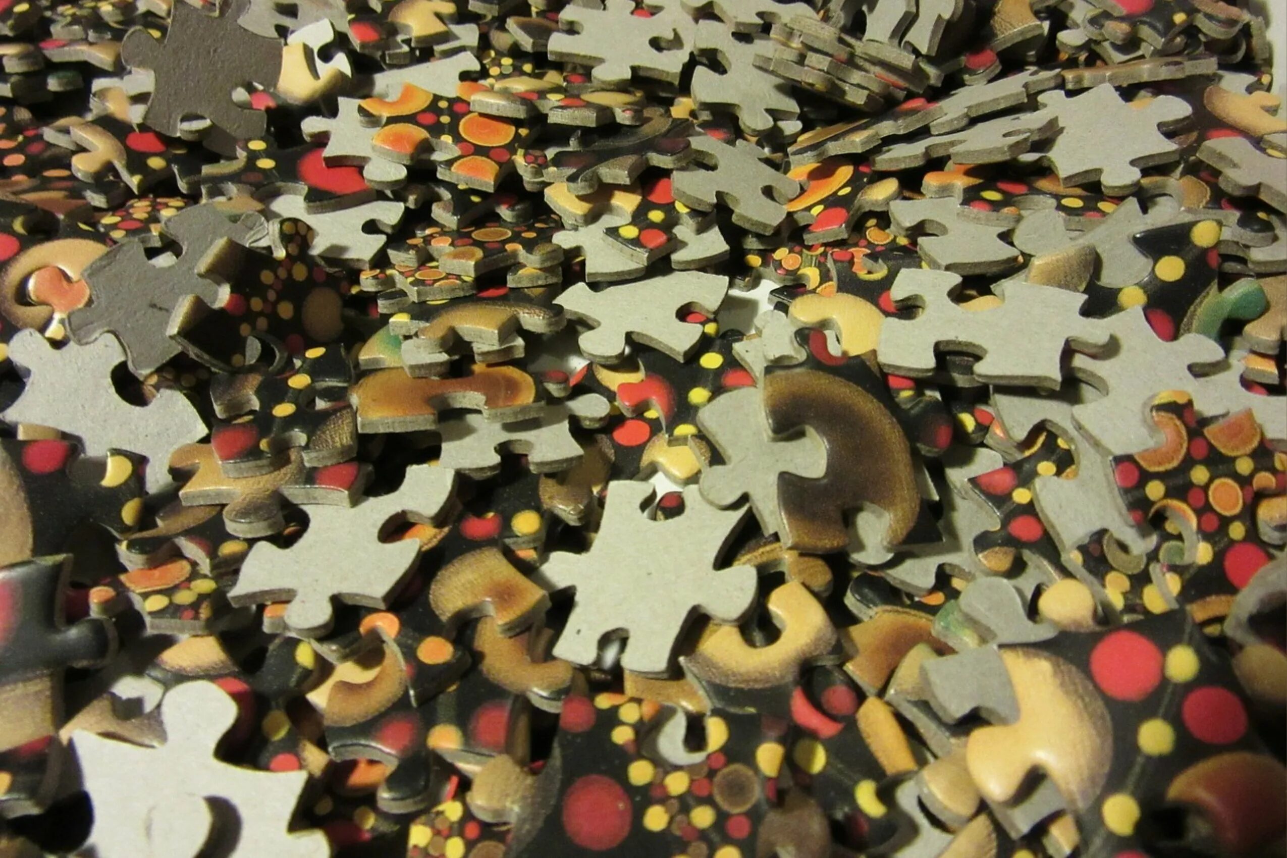 коллекция пазлов. пазлы куча пазлов. пазл картинка. россыпь пазлов. интересные пазлы.