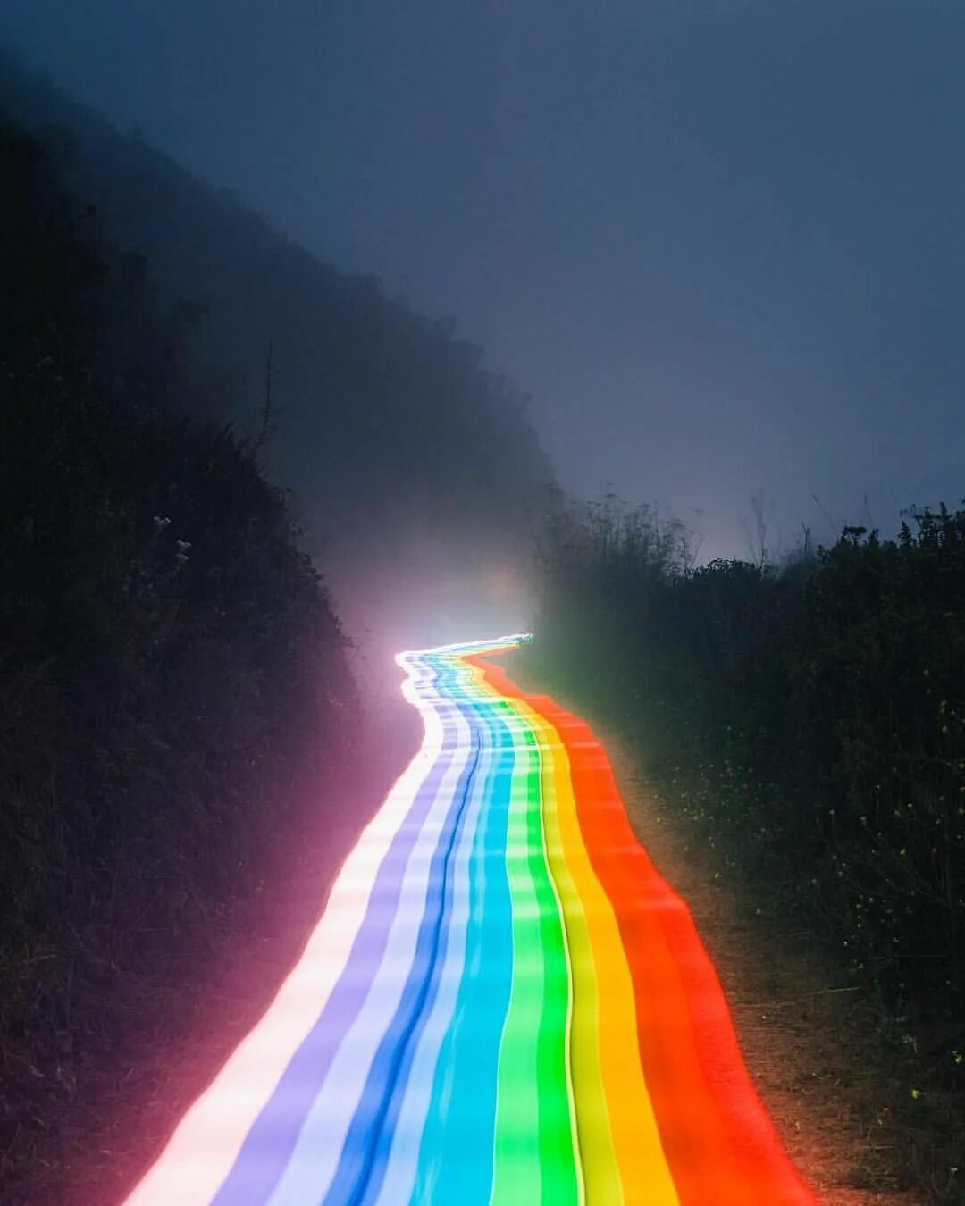 Включи свет разный. Дорога Радуга. Радужная дорога. Разноцветная дорога. Цвета радуги.