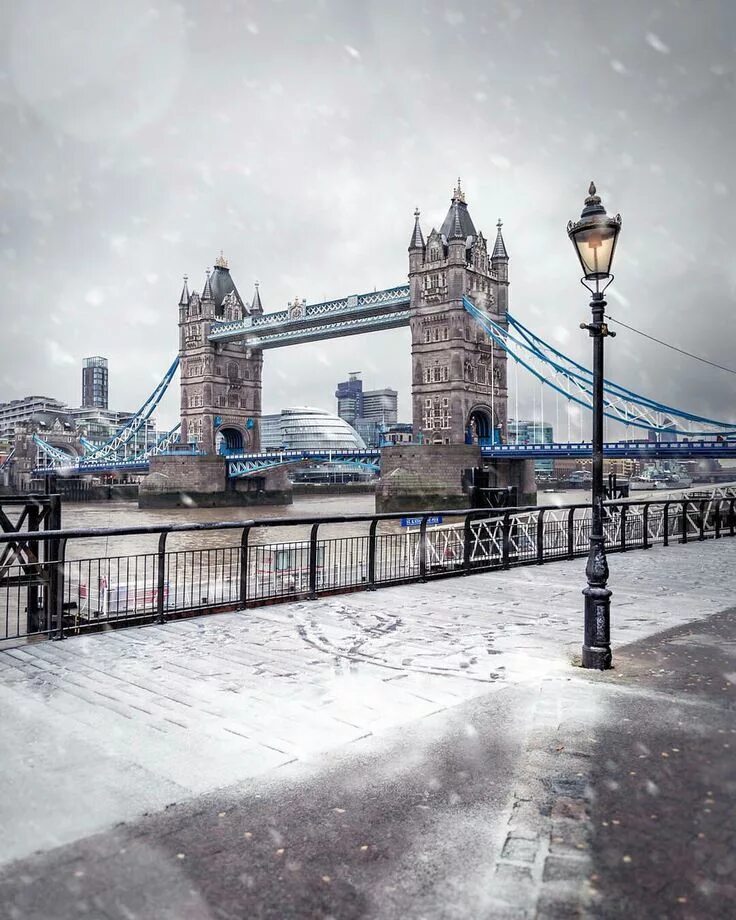 Лондон зима биг бен. Зима в англии. Заснеженный лондон. Nick visited london last winter. Великобритания зима бигбен.