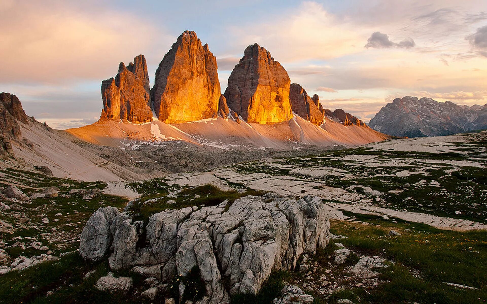 Mountain ancient mountain. Тре чиме ди Лаваредо, Италия. Трэ-чиме-ди-Лаваредо. Тре-чиме-ди-Лаваредо, Северо-Восточная Италия. Скалы тре-чиме-ди-Лаваредо Италия.