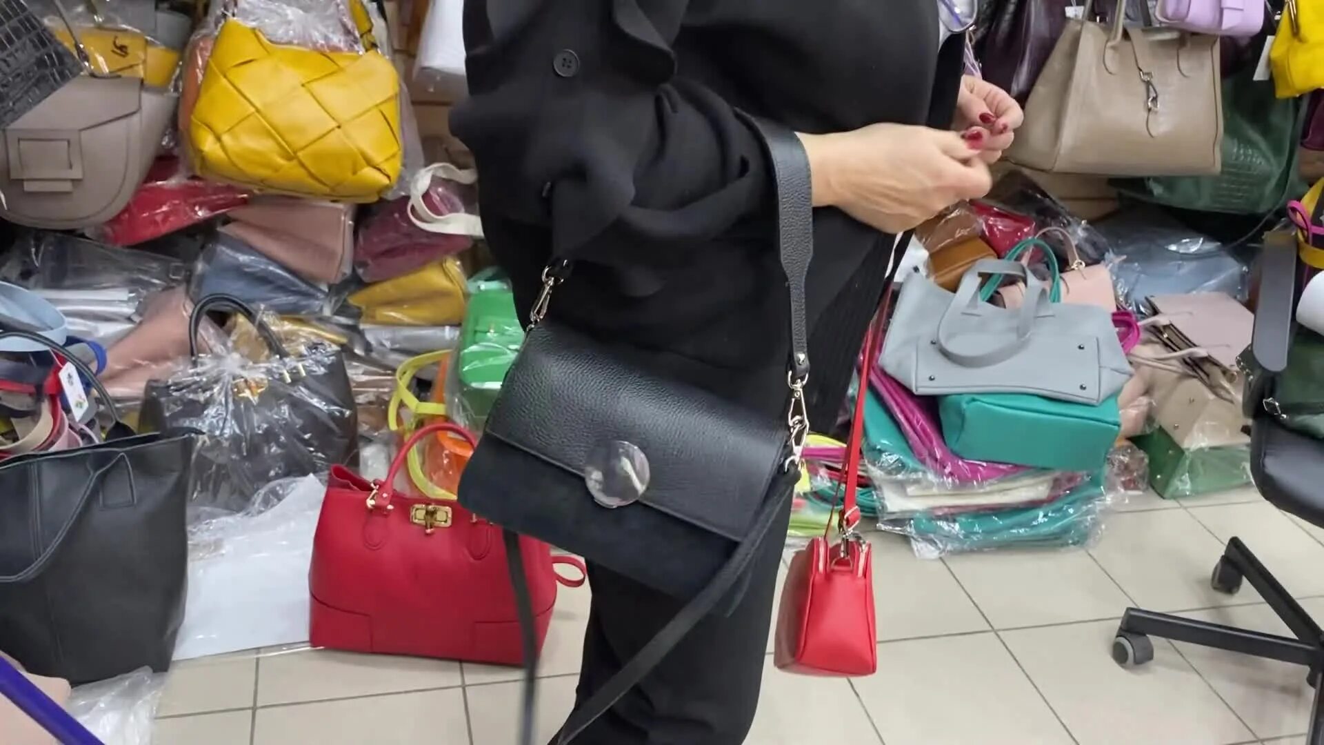 Сумки южные ворота. Южные ворота сумки. Рынок одежды в москве дубровка. Итальянская одежда на садоводе. Авито продажа сумок женских.