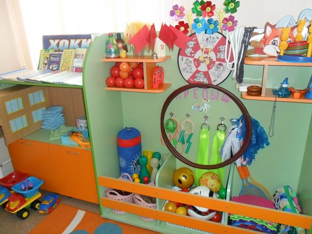 Физкультурный уголок. Спортивный уголок в детском саду. Спортивный уголок в группе детского сада. Спортивный уголок в группе детского сада. Физкультурные уголки в группах детского сада.