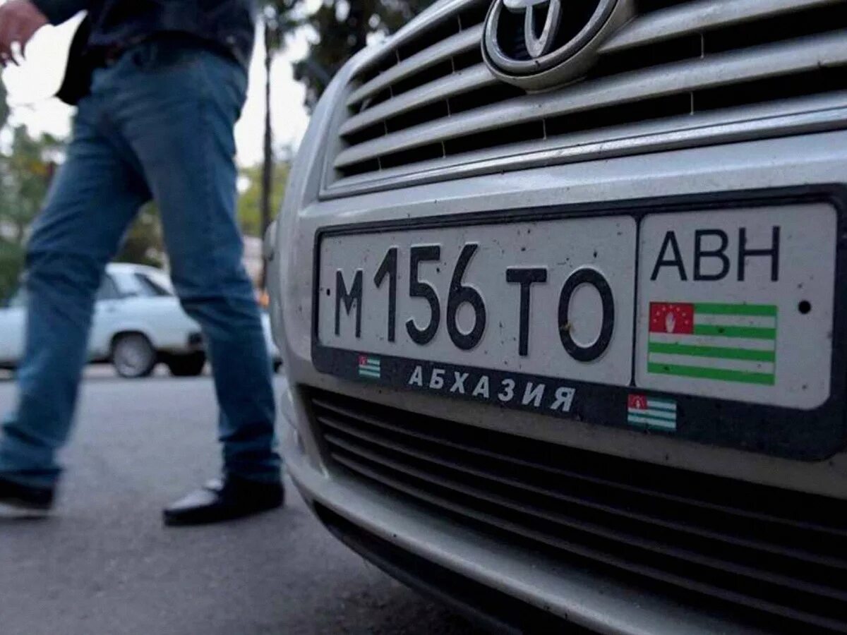 Можно ездить на иностранных номерах. Номера Абхазии автомобильные. Номера в Абхазии на автомобиле. Абхазия номера машин. Абхазские номера на авто.