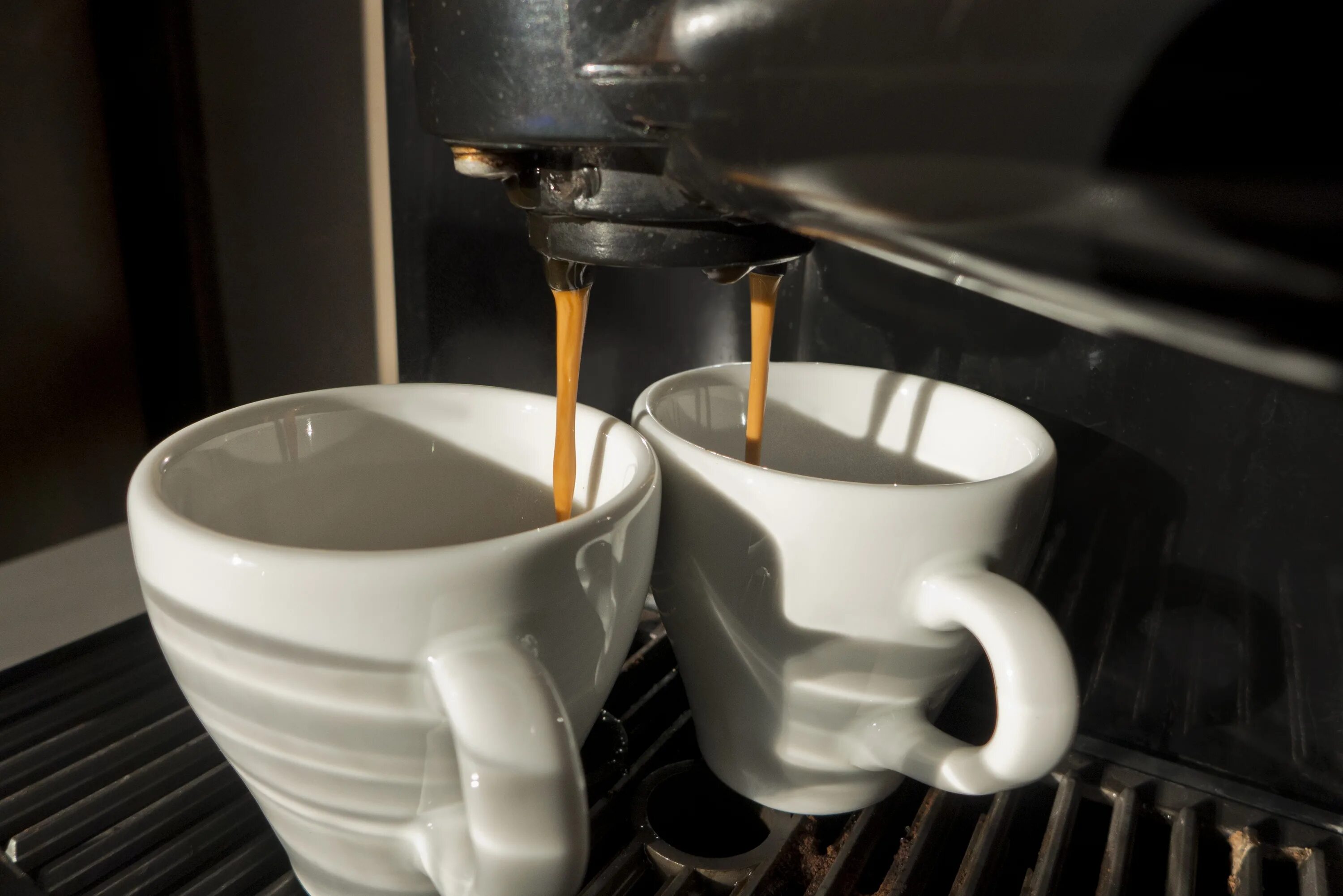 Кофе. Кофейная чашка. Чашка кофе на столе. Чашка кофе из кофемашины.