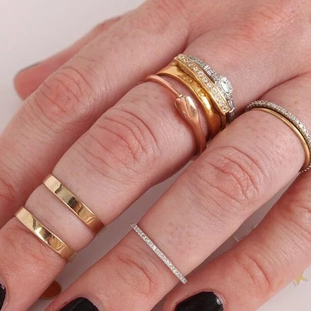 Красное золото отличие. Розовое золото и желтое золото. Золотое кольцо на пальце. Кольцо "фаланга". Розовое золото кольцо.