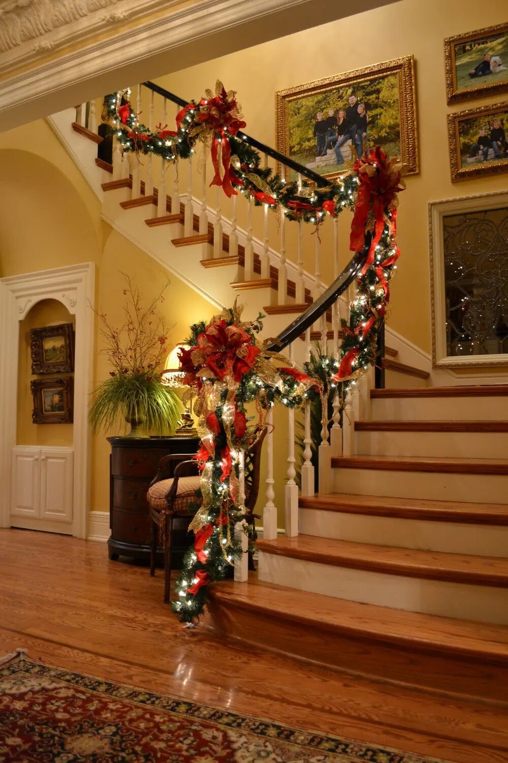 Как оформить дом в 2024 году. Украшение лестницы на новый год. Новогодний декор лестницы. Украшение лестницы на новый год в доме. Новогоднее украшение лестницы в доме.