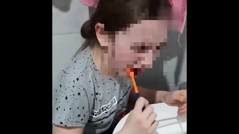 Мать заставляла дочь принимать. В Ростовской области мать заставила. Старшеклассницы чистят зубы.
