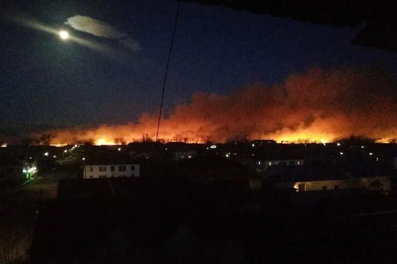 Пожар на заревом. Зарево пожара. Зарево огня. Пожар в поселке Степной. Зарево от города.