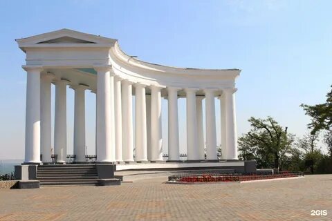 Колонада или колоннада