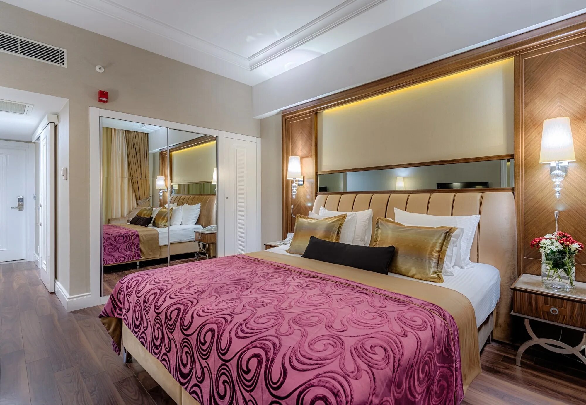 Отель титаник анталия. Deluxe standard room. Titanic deluxe belek 5. Titanic beach lara 5 турция. Deluxe standard room.