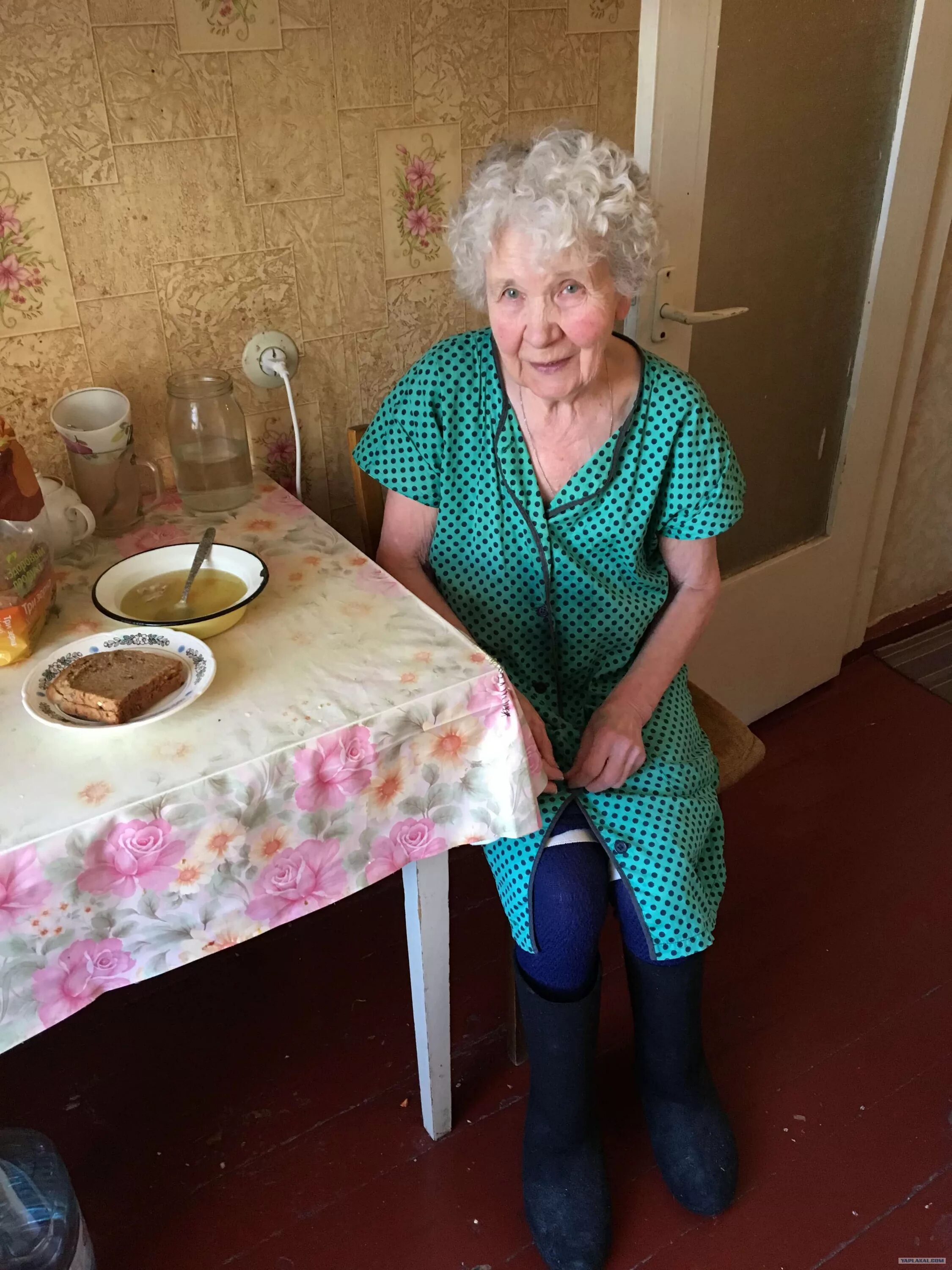 1-летний кайл джонс и 91-летняя мар. Любитель пенсионеров. 91-летняя марджори маккул. Кайл джонс и марджори макку. Бабка и молодой мужчина.