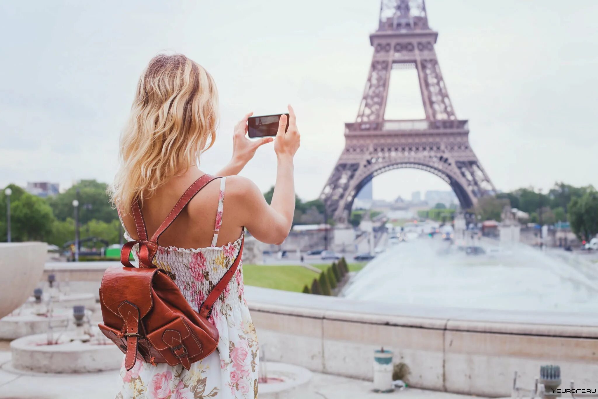Париж Эйфелева башня туристы. «Девушка в Париже». Блондинка в Париже. Девушка путешествует. Скучаю по парижу