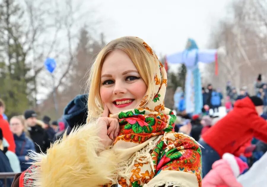 Девушка с блинами на масленицу. Масленица женщина. Масленица красивые девушки. Масленица фотосессия. Красивое лицо Масленицы.