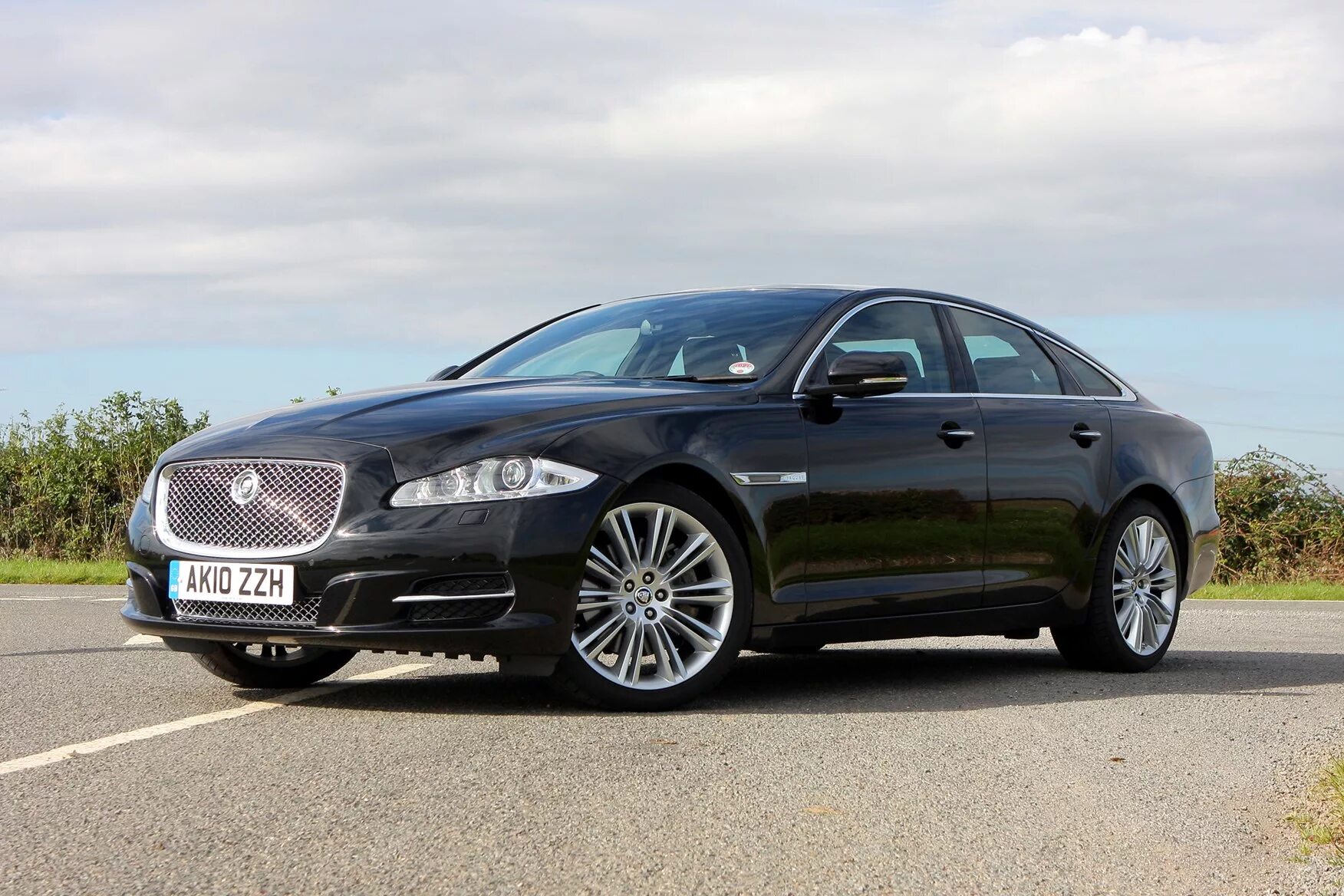 Yaguar XJ. Jaguar XJ. Автомобиль Jaguar XJ. Ягуар Jaguar XJ.