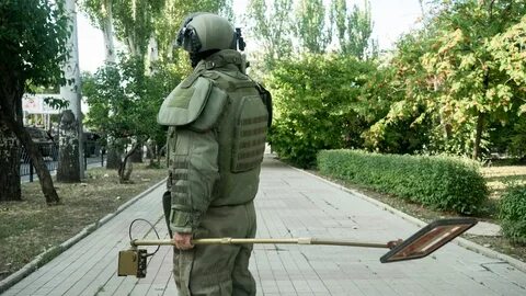 Неподалеку стоят