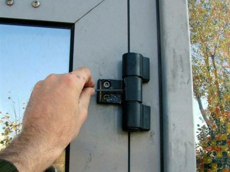 Как снять алюминиевую дверь с петель. Регулировка петель алюминиевой входной двери. регулировка евродвери входной. регулировка петель алюминиевой двери входной двери. регулировка петель алюминиевых дверей.