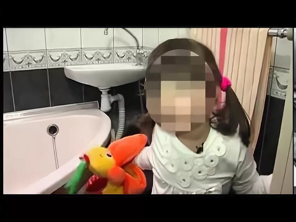 Девочка отсасывающая отцу. Маленькая девочка рассказывает о произошедшем. маленькая девочка расска. маленькая девочка рассказывает папе. заставляет маленьких девочек.