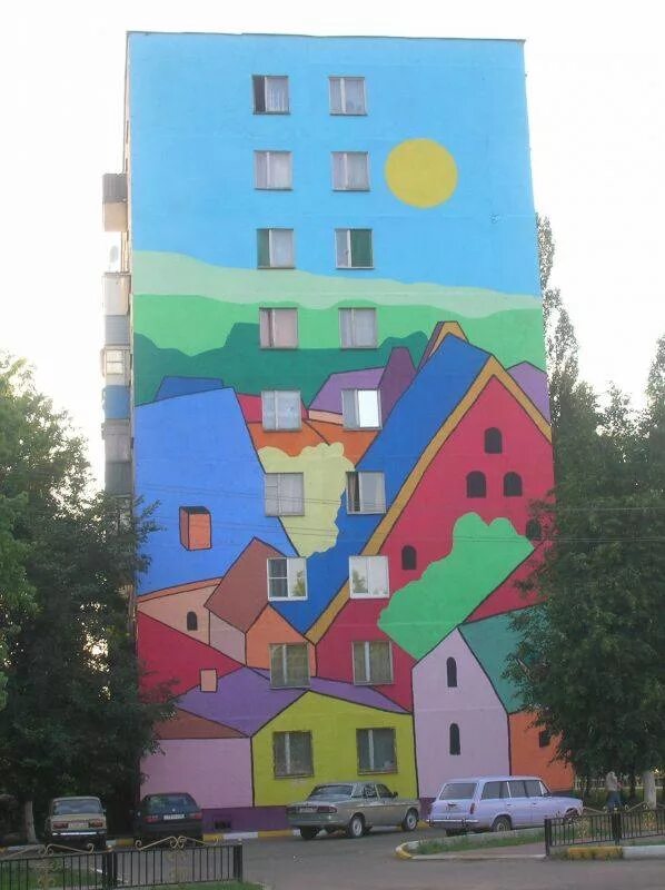 Проект цветной. Цветной дом. Раскрашенные дома в городе. Цветные панельные дома. Разрисованные дома в Раменском.