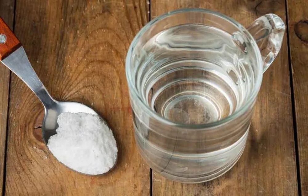 Очистка самогона содой. Соль и вода. Соль в стакане. Солевой раствор. Раствор соли.