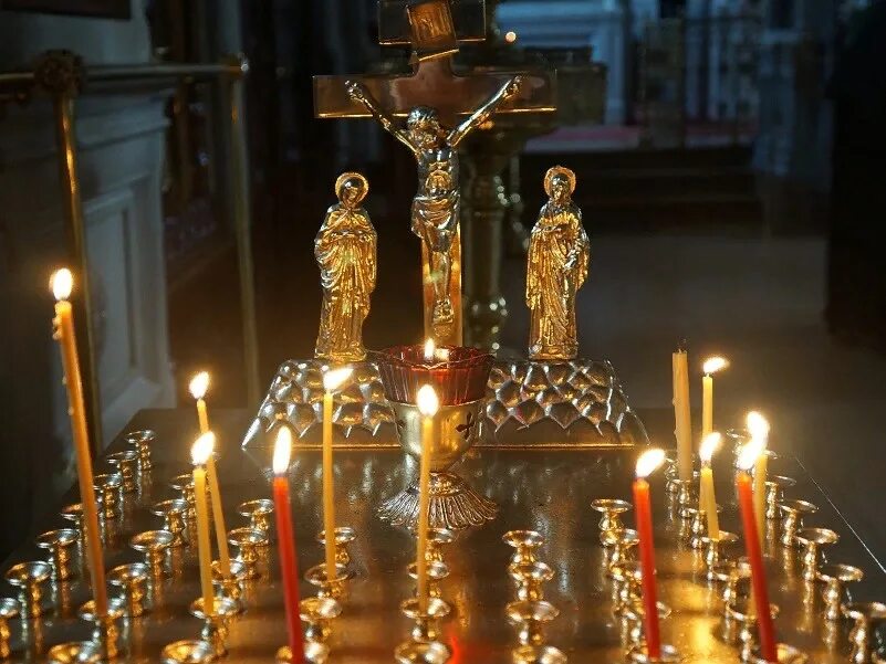 какие продукты в храм. поминовение усопших. канун в церкви. цвет платка церкви на радоницу. поминальный стол в храме.
