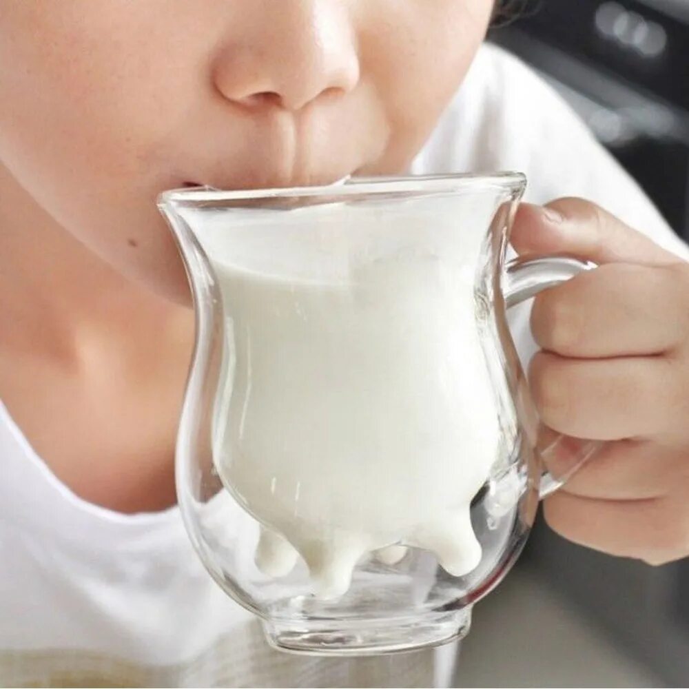 Молочная чашка молоко. Кипяченое молоко в кружке. Кружка с молоком. Кружка молока. Кружка вымя.