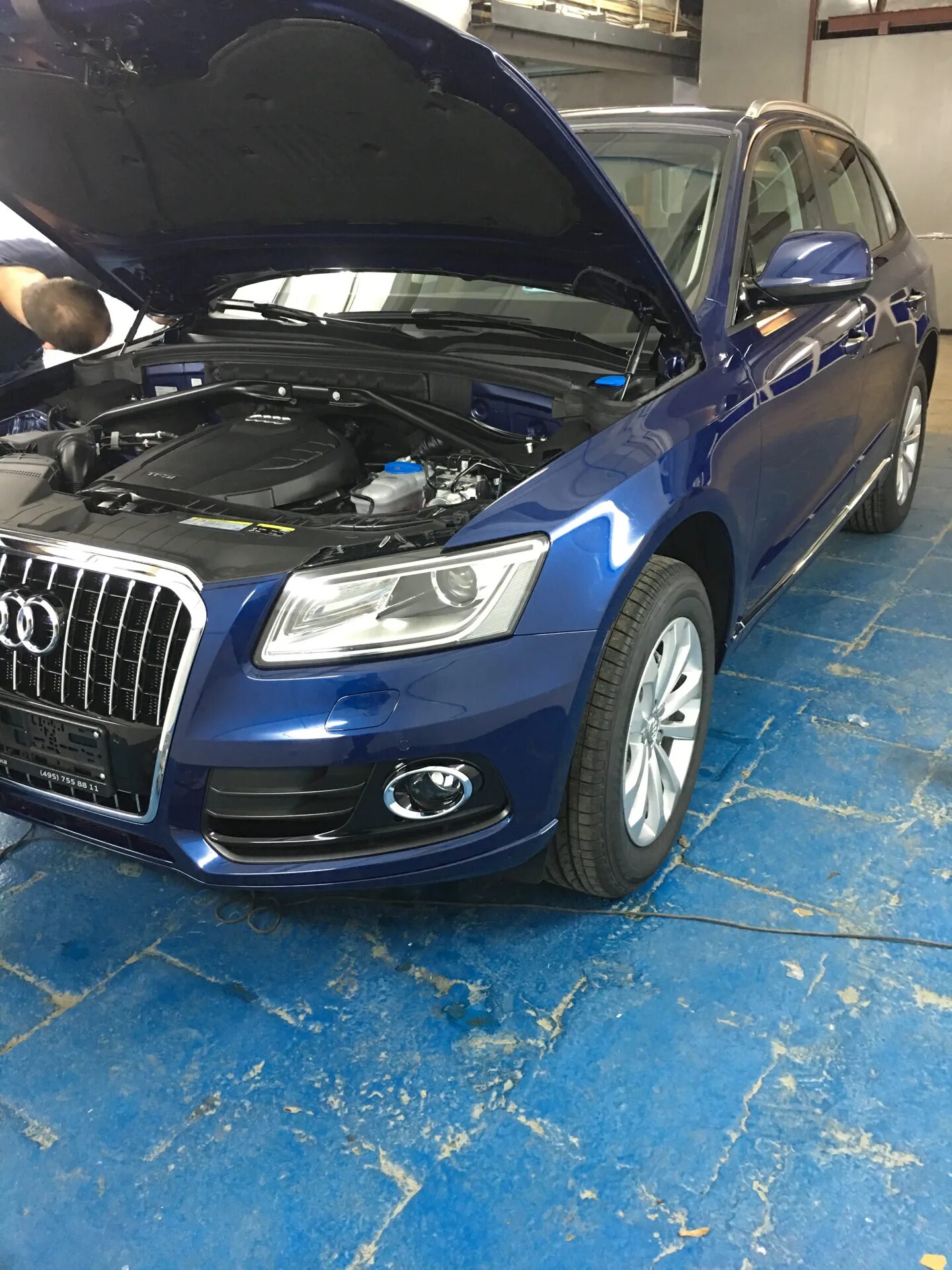 Q5 под капотом. Капот audi q5. чехол на капот audi q5. герметик ауди q5 на капоте. ауди q5 под капотом.