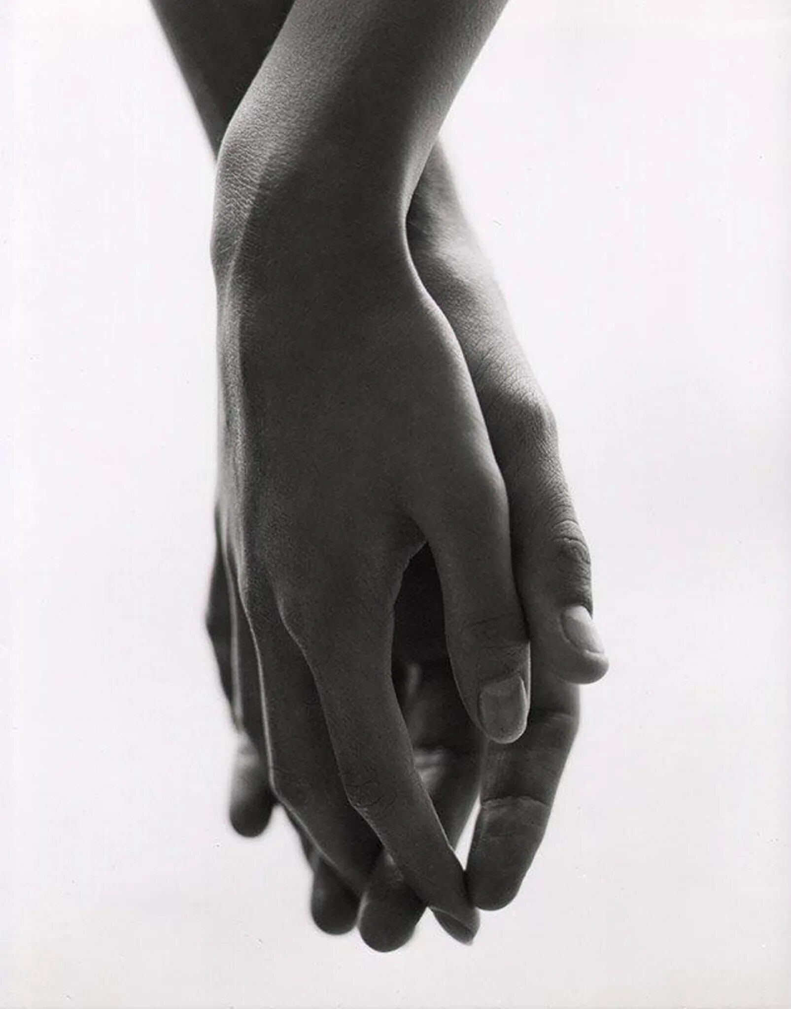 Прикосновение рук. Мужская и женская рука. Сплетение рук. Прикосновение ладоней. Чувствуешь пальчик