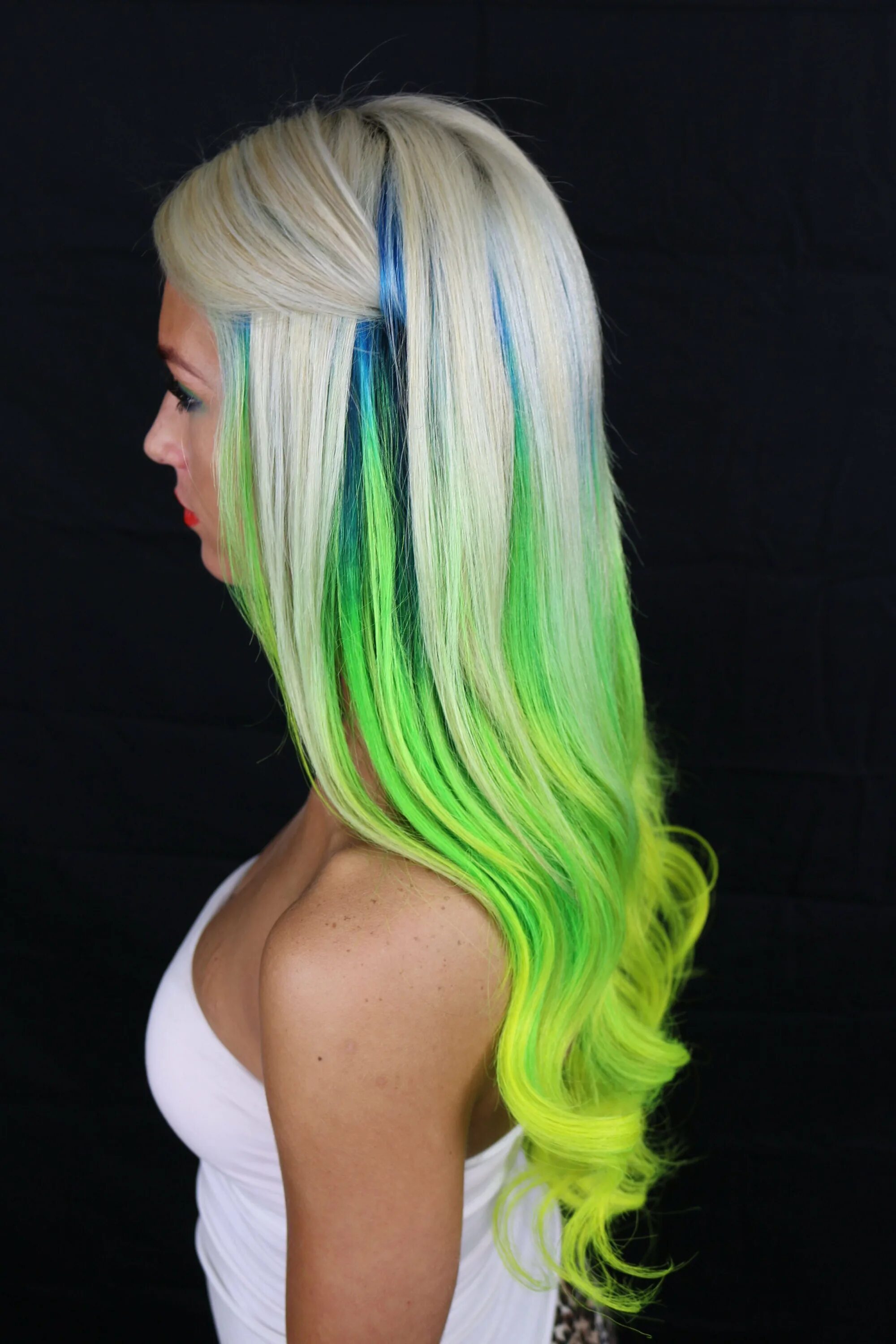 Какие пряди покрасить. Разноцветные пряди. Разноцветное окрашивание. Цветные волосы. Цветное окрашивание волос.
