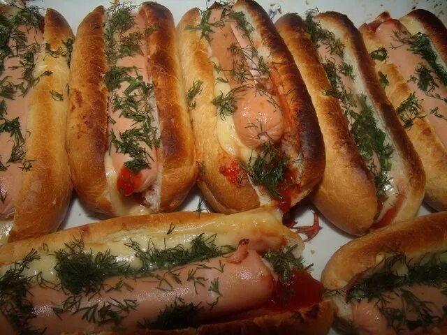 33 картошки саратов шехурдина. домашний хот дог в булке. сэндвич с сосиской. булочка с сосиской. хот дог айдахо.