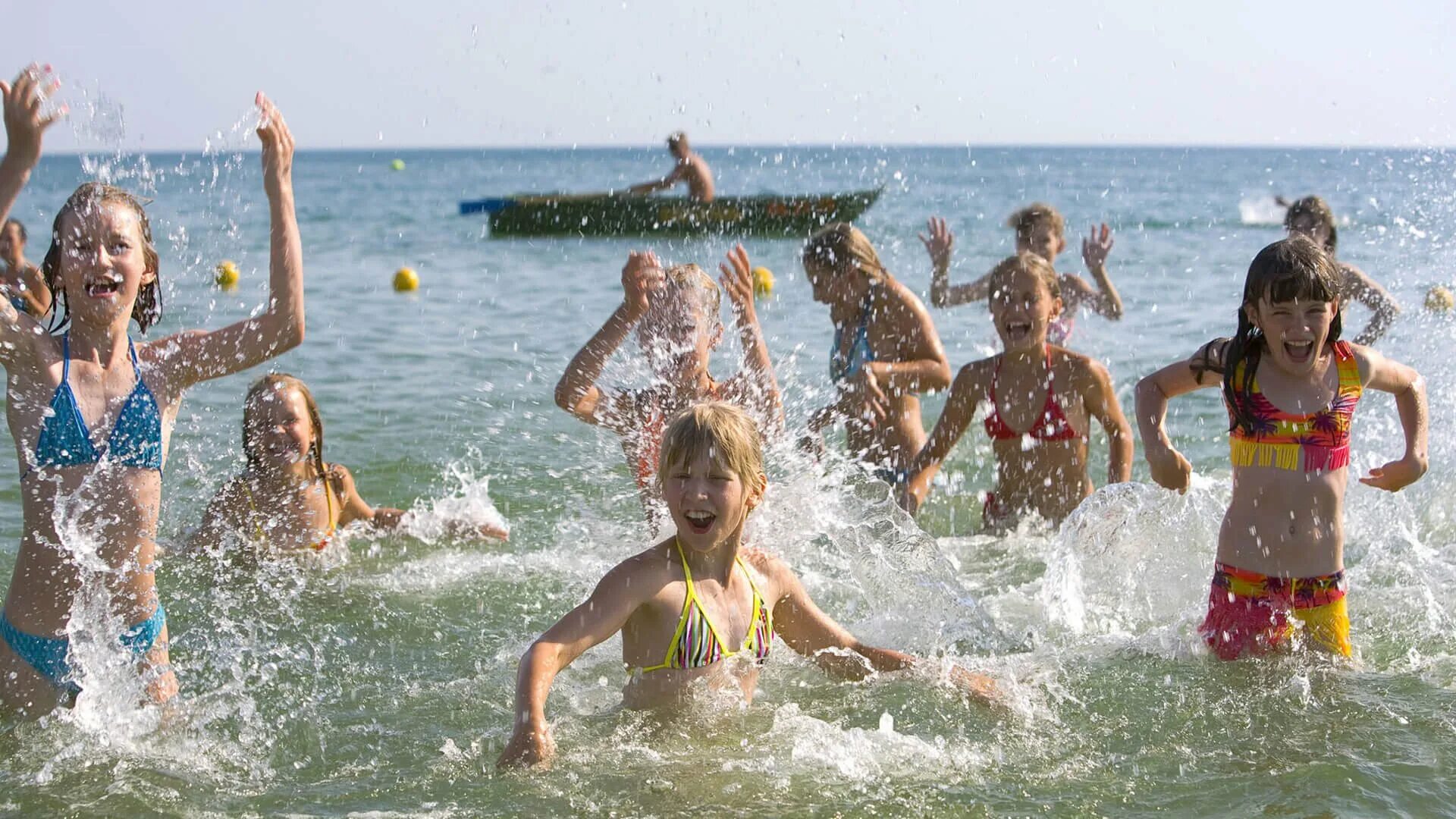 Дети купаются в море. Купаются в лагере. Лето купание. Летние каникулы купаться. Купание в лагере