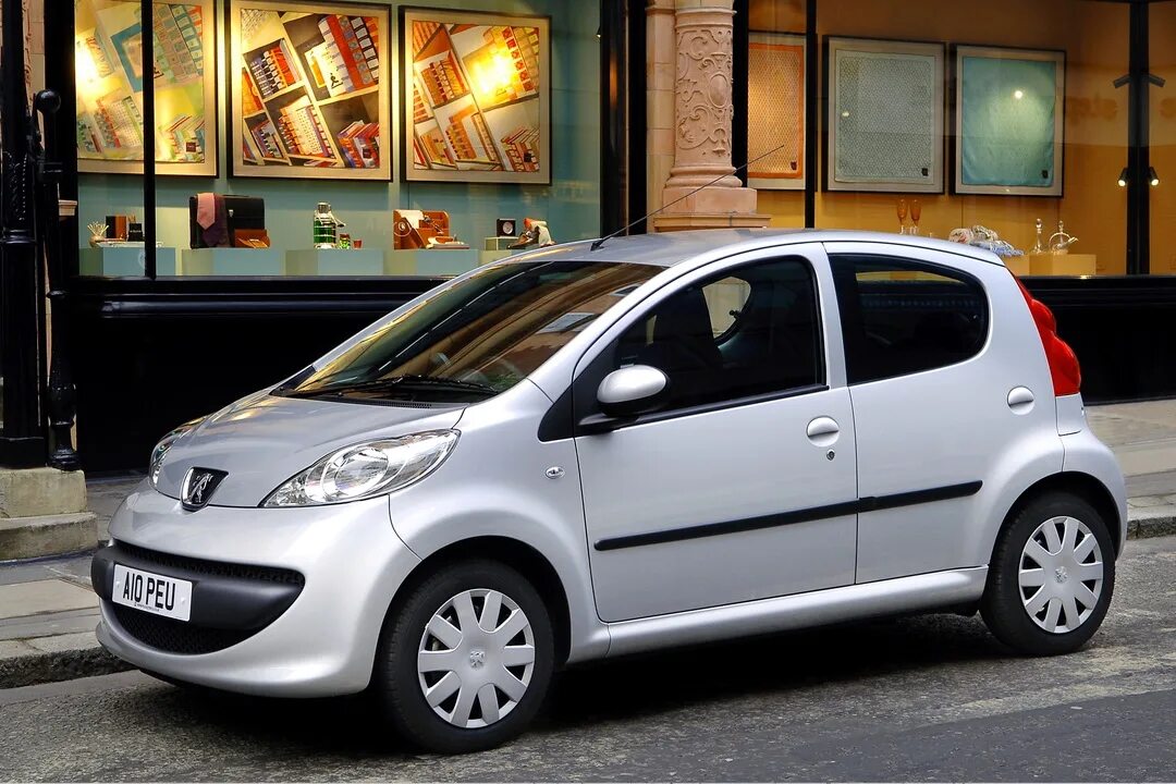 Пежо малолитражка 107. Пежо маленькая 107. Peugeot 107 5 дверей. Пежо малолитражка 107. Машина пежо 107.