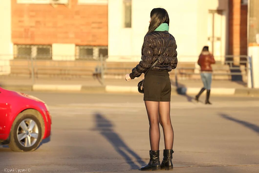 девушка на улице знакомиться. разговор мужчины и женщины на улице. девушки на улицах города. красивая женщина в городе. согласилась на улице.