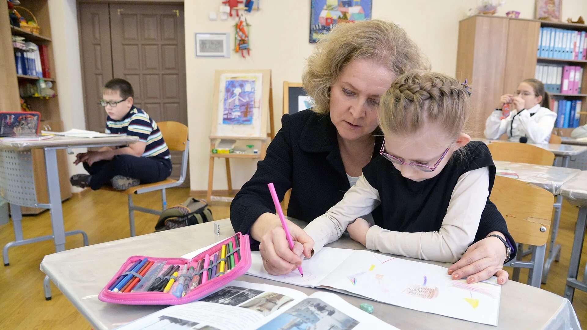 Слабовидящие дети в школе. Обучение в коррекционной школе. Дети коррекционной школы. Коррекционные учреждения. Дети с овз.