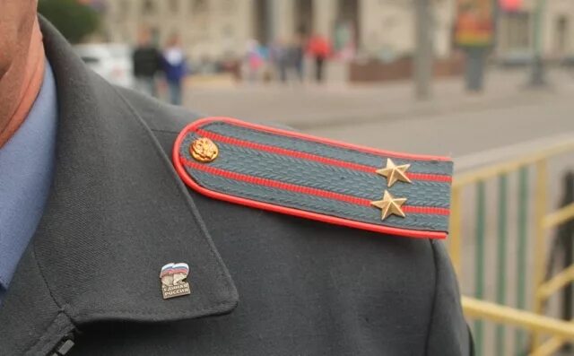 Оторвать погоны. Погоны старшего лейтенанта полиции. Картонные погоны. Погоны полиции подполковник на плече. Оторвать погоны.