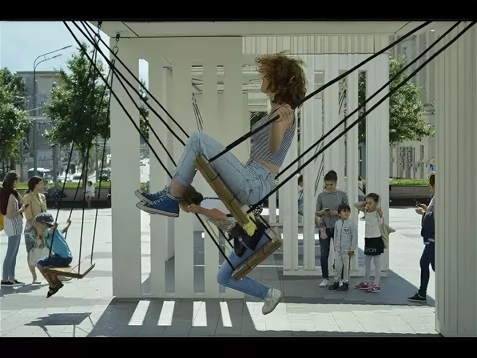 Мопс качается на качелях. Включи видео качели. Включи видео качели. Детство качели. Старые качели.