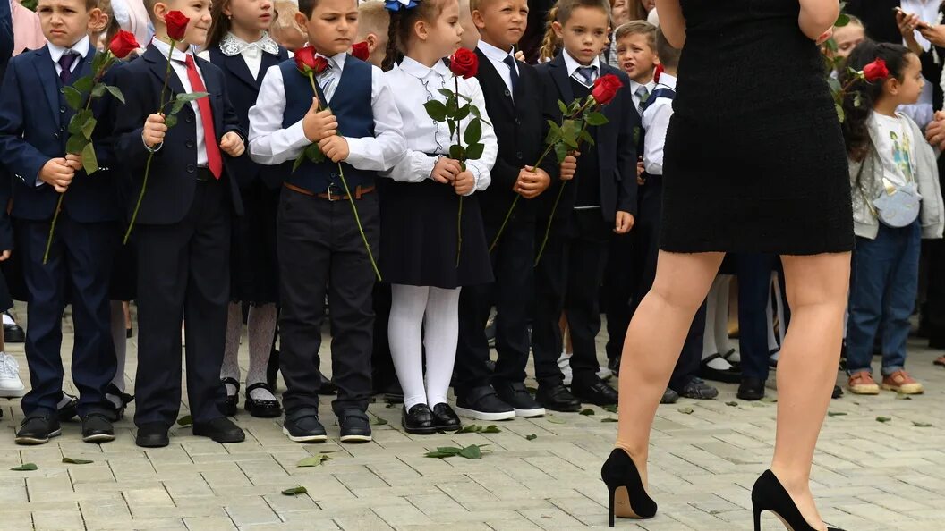 Что одеть учителю на 1 сентября 2025. Школа 1 сентября. 1 сентября 2025. 1 сентября 2015. одеться на линейку в школе.