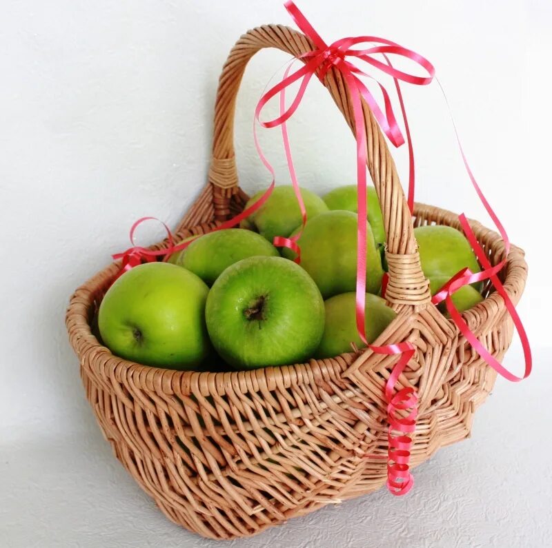 В пакете лежат красные и зеленые яблоки. Корзина с зелеными яблоками. Яблоки зеленые. Зелёные яблоки в корзинке. Корзина с яблоками в подарок.