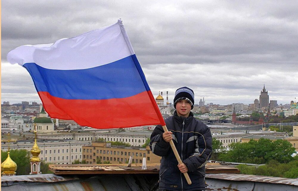 Человек с флагом. Флаг России. Люди с российским флагом. Человек с флагом в руках. Хочу про россию