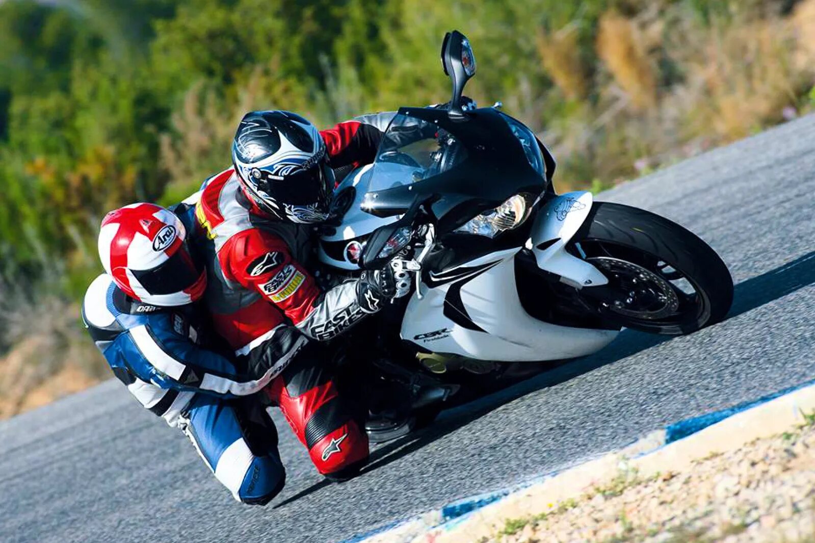 Мото приветствие. Bmw k1300gt 2008. Мотоциклист на мотоцикле. Сон ехать на мотоцикле пассажиром. Кататься на мотоцикле.