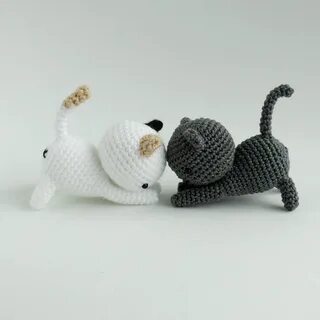 Играющий котенок амигуруми крючком.