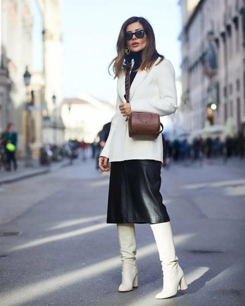 белое кожаное платье. белое платье с черными сапогами. белые сапоги с юбкой. белое платье с белыми сапогами. платье рубашка с сапогами.