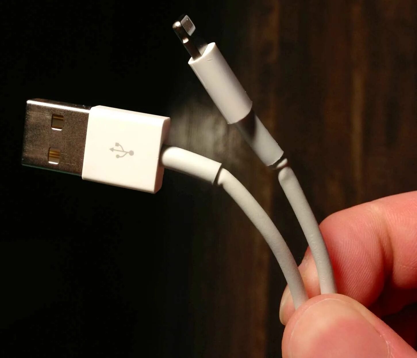 Заряжает ли айфон от айфона. Кабель Apple USB‑C/Lightning (1 м). Зарядка для айфона. Сломанный провод зарядки для айфона. Провод от айфона.