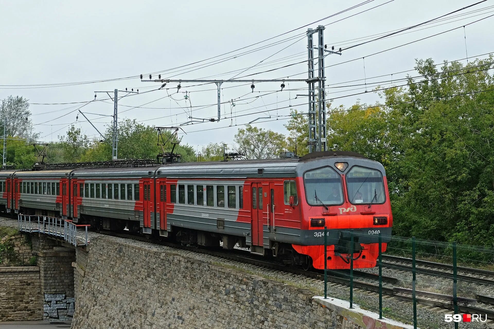 Электричка пермь 1. Поезд пермь 2 пермь 1. Пригородный поезд. Станция пермь 1 станция пермь 2. Эд2т пермь-2.