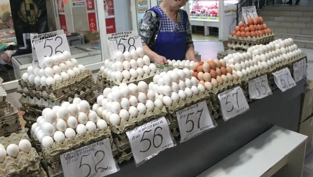 Выкладка яиц. Выкладка яиц в магазине. Витрина с яйцами. Яйца на прилавке.