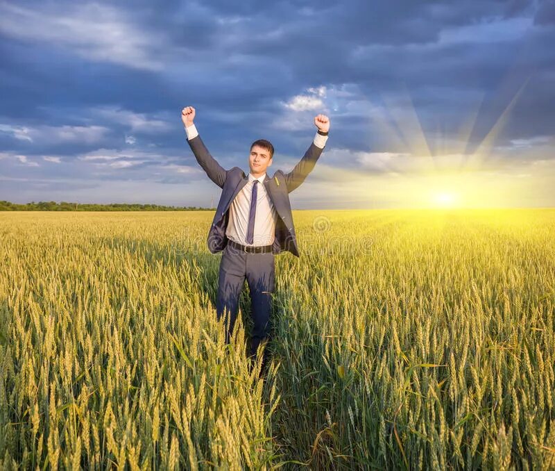 сельское хозяйство фермер с ноутбуком. рукопожатие сельское хозяйство. фермер на поле с ноутбуком. бизнесмен в поле. агроном в парке.